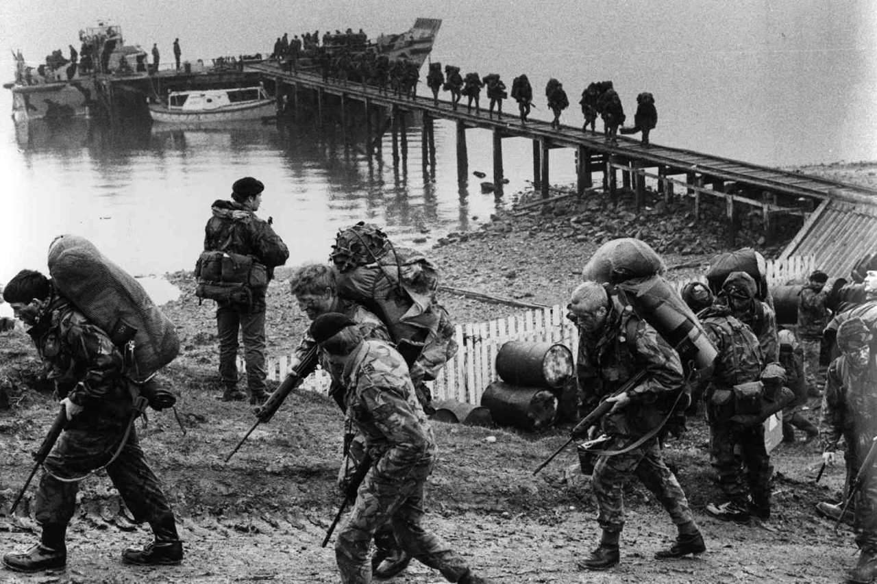 "1982 نهاية الحرب بين إنجلترا والأرجنتين حول جزر فوكلاند، باستسلام القوات الأرجنتينيَّة و«عودة» الجزر لبريطانيا."