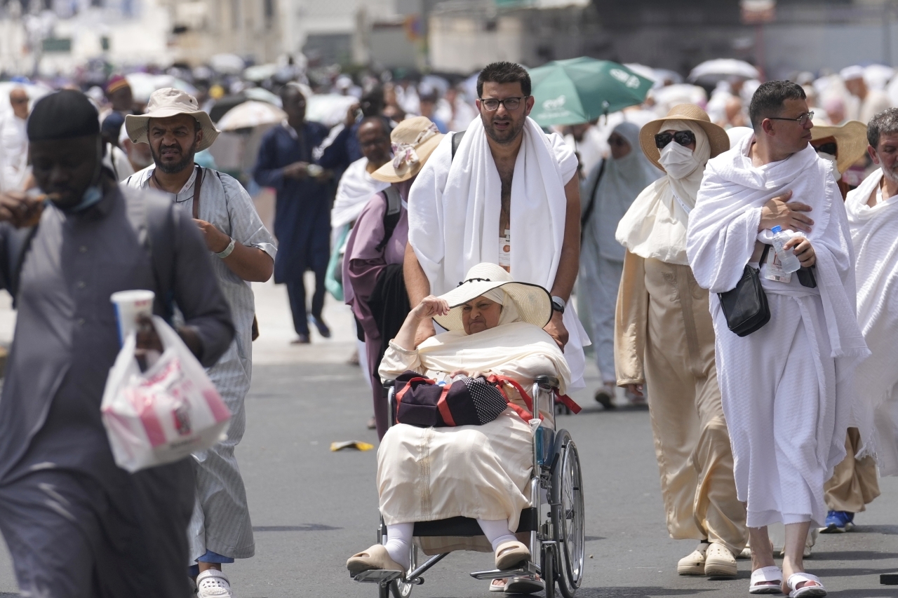 ضيوف الرحمن يبدأون اليوم مناسك الحج