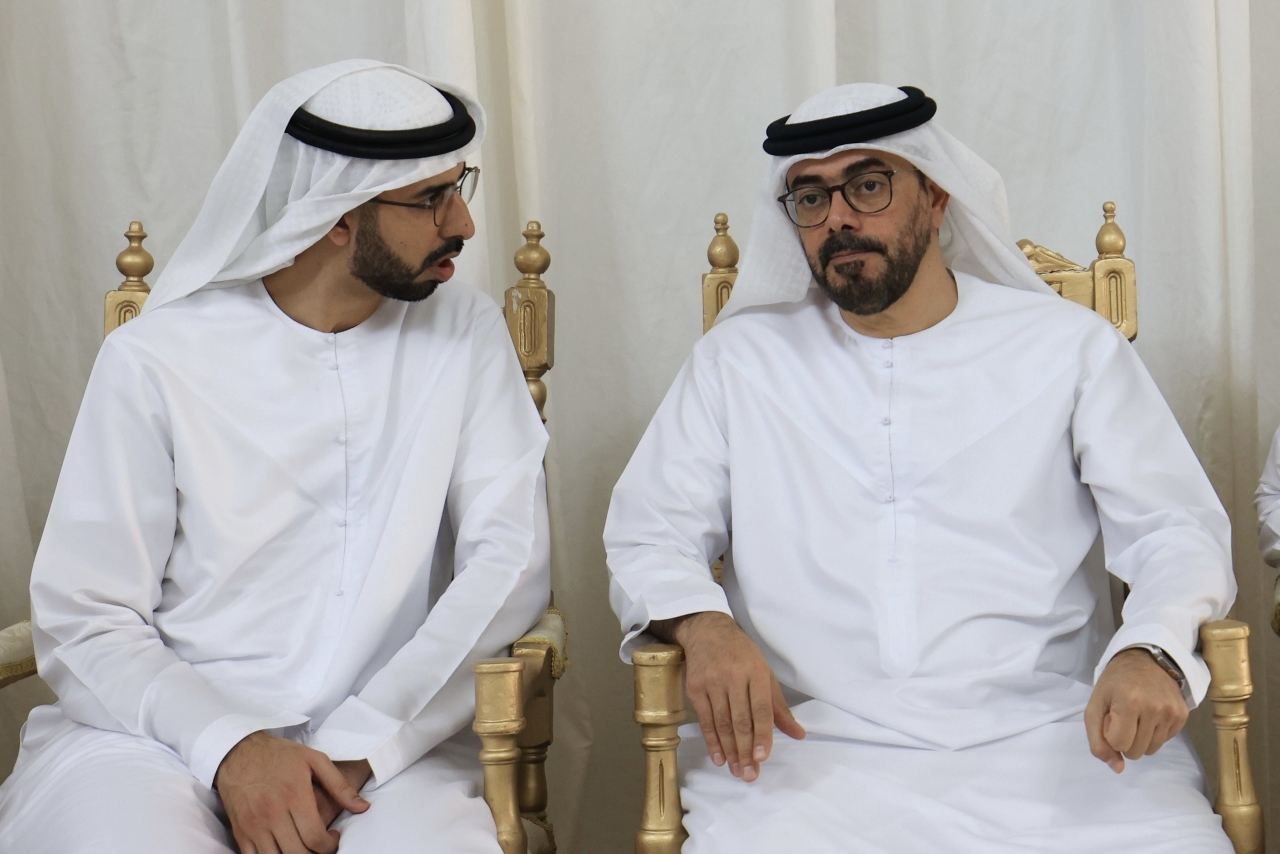 "عمر العلماء وخالد بن ثاني خلال تقديم واجب العزاء | تصوير: عثمان ذياب"