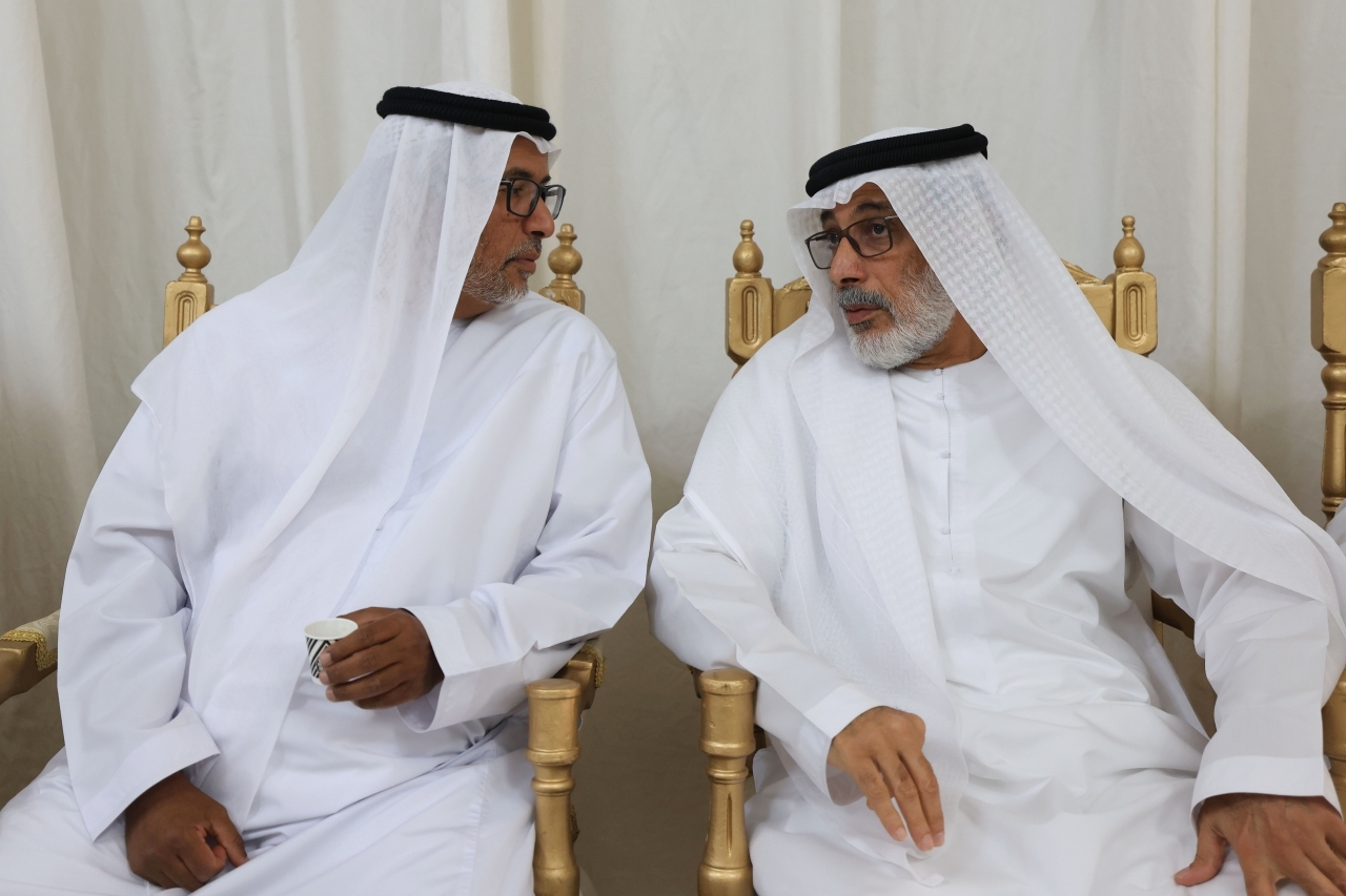 "محمد بن ثاني وحمد بن حارب خلال العزاء"