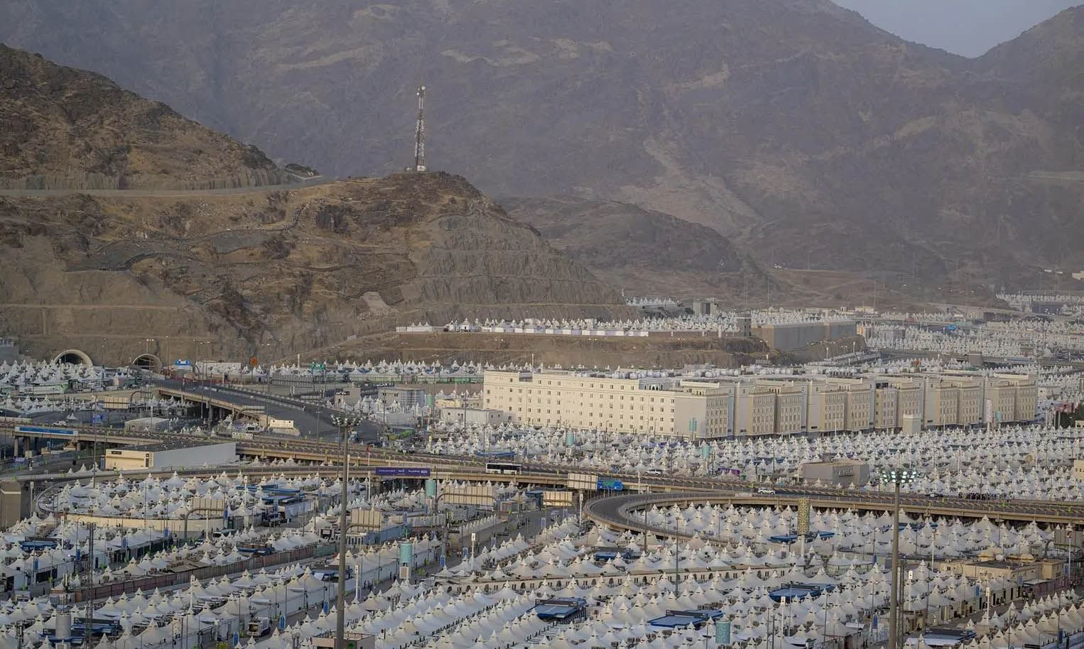 حجاج الدولة يتوافدون على مشعر "منى" لقضاء يوم التروية