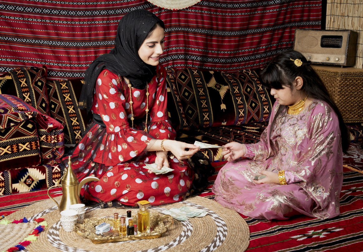 "العيدية فرحة الصغار ومحبة الكبار"