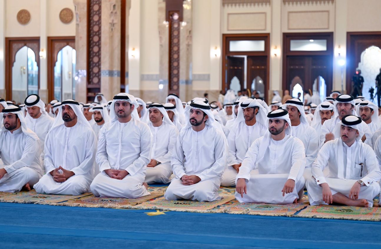 حمدان بن محمد ومكتوم بن محمد يؤديان صلاة عيد الأضحى المبارك في مسجد زعبيل الكبير