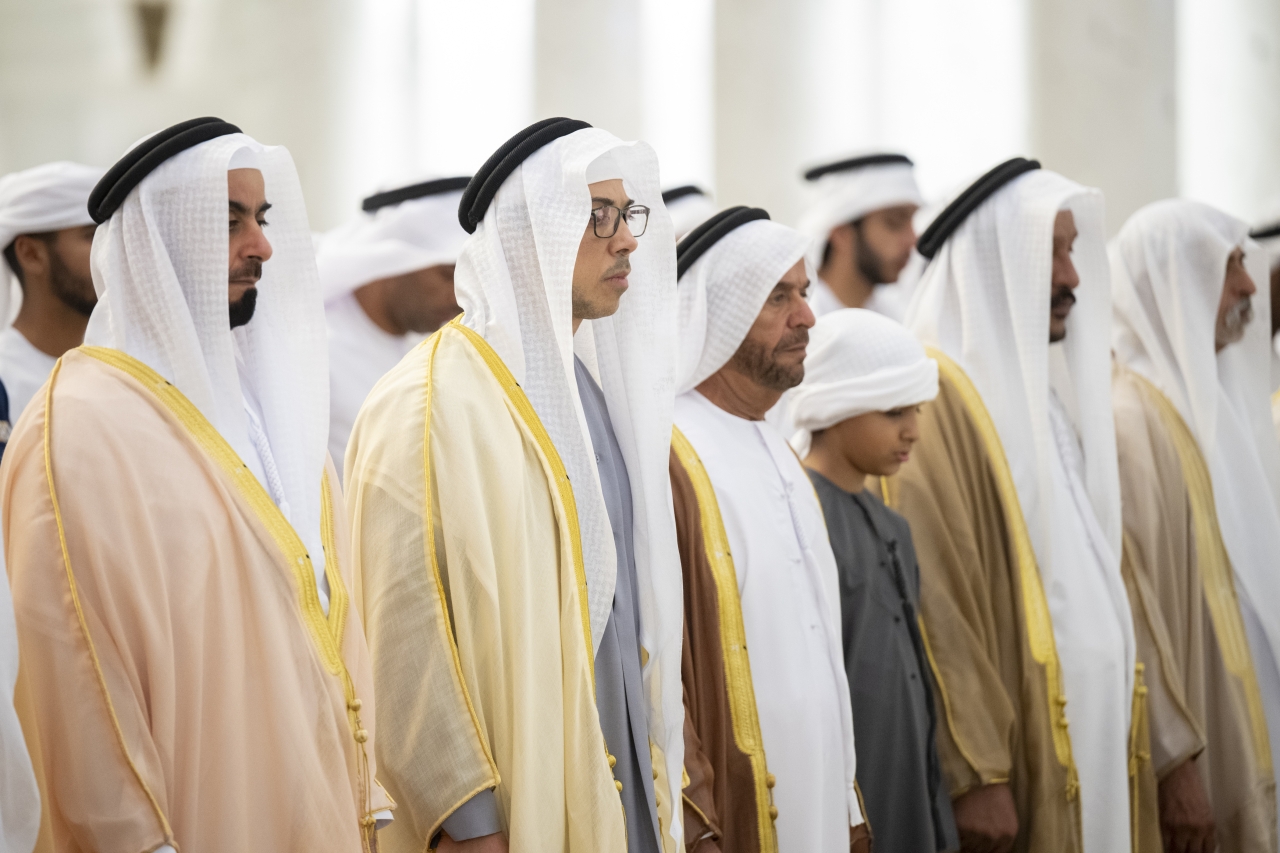 "منصور بن زايد وسرور بن محمد وسيف بن زايد ونهيان بن مبارك وسعيد بن محمد أثناء صلاة العيد"