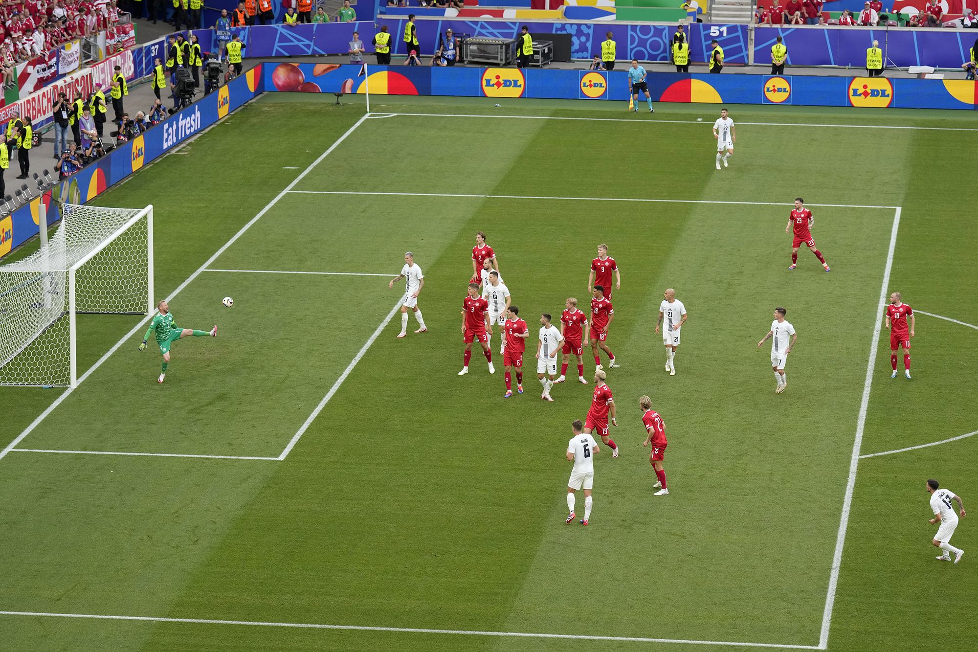 سلوفينيا تفسد عودة إريكسن الخيالية وتتعادل 1-1 مع الدنمارك ببطولة أوروبا