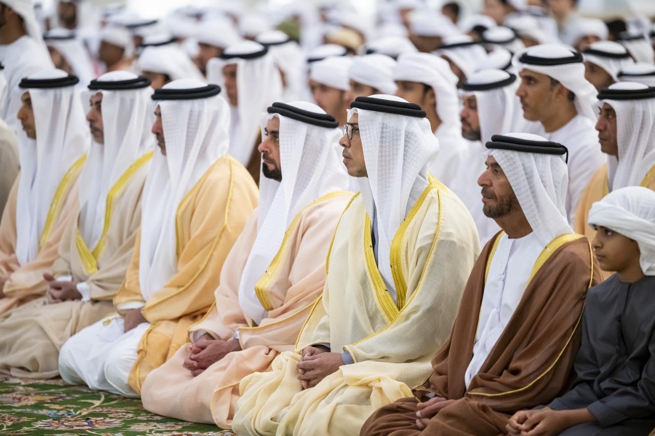 "سيف وحامد وعمر وخالد بن زايد\r\nمنصور بن زايد وسرور بن محمد وسيف وحامد وعمر وخالد بن زايد ومحمد بن خالد بن محمد"