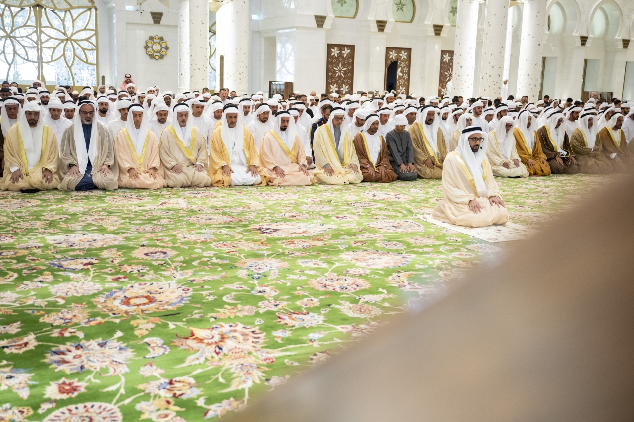 "منصور بن زايد وخالد بن محمد بن زايد وسرور بن محمد وسيف وحامد وعمر وخالد بن زايد ونهيان بن مبارك وخليفة بن محمد وسعيد بن محمد أثناء أداء صلاة عيد الأضحى"