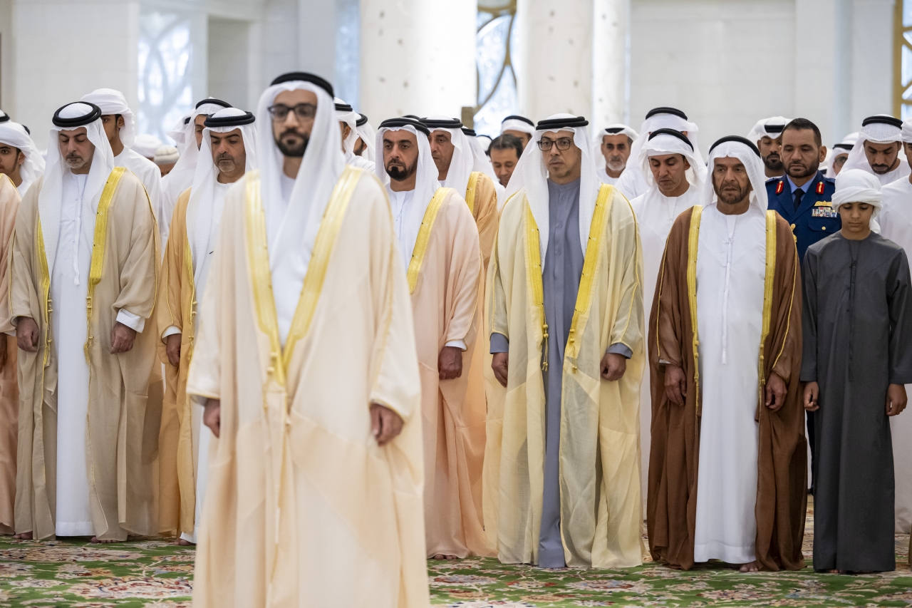 "منصور بن زايد وسرور بن محمد وسيف وحامد وعمر بن زايد خلال أداء صلاة عيد الأضحى بجامع الشيخ زايد الكبير | تصوير: محمد الحمادي ومحمد البلوشي"