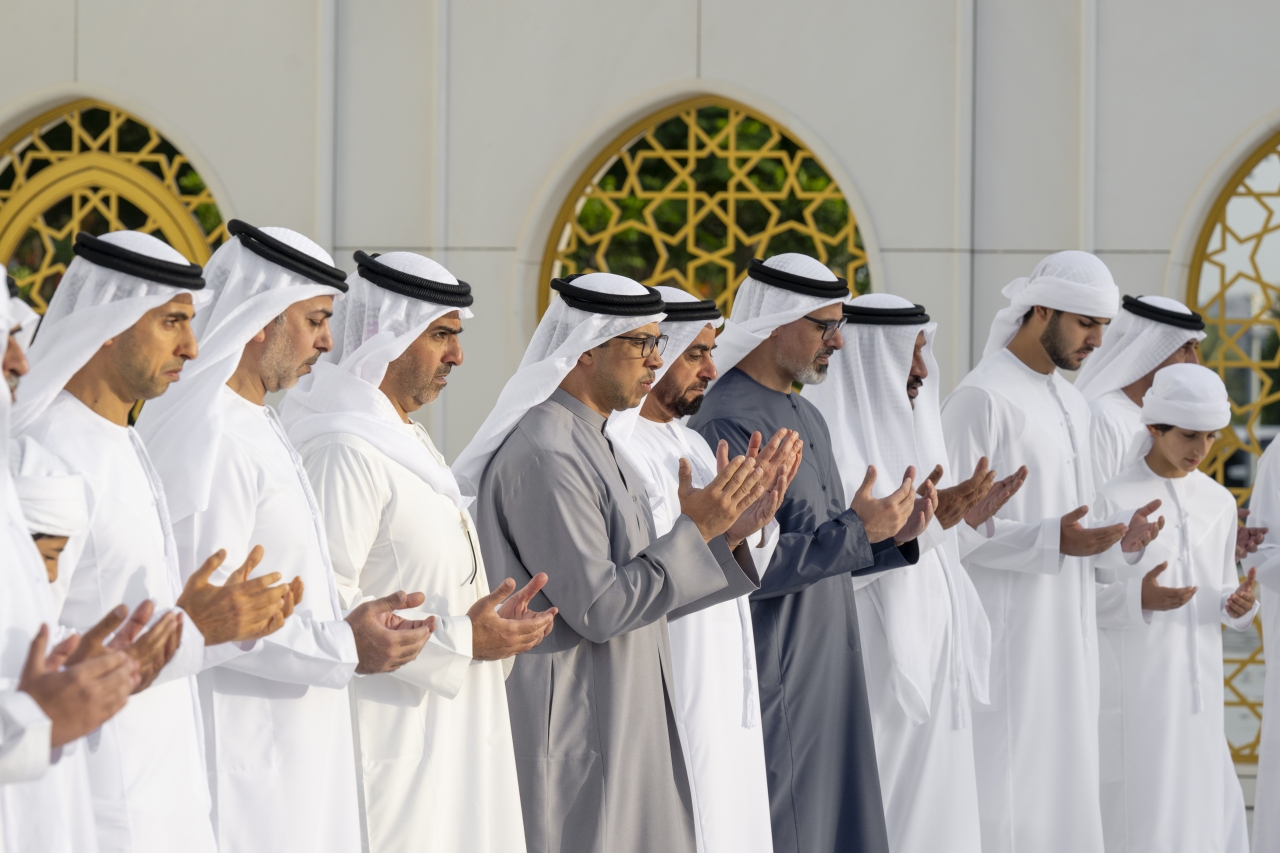 "منصور بن زايد وخالد بن محمد بن زايد وسيف وحامد وعمر وخالد بن زايد يقرأون الفاتحة على روح الشيخ زايد"