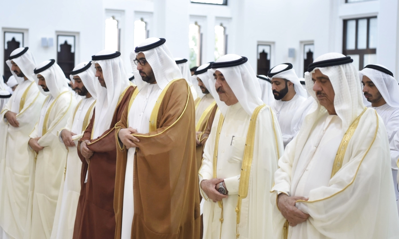 "حاكم أم القيوين وراشد بن سعود وحميد المعلا والشيوخ يؤدون صلاة العيد"