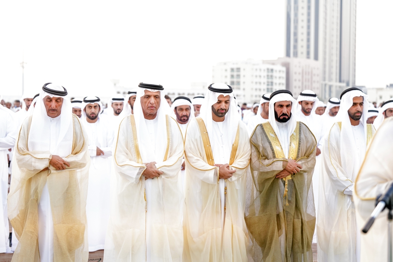 "حاكم رأس الخيمة ومحمد بن سعود وطالب بن صقر والشيوخ يؤدون صلاة العيد"