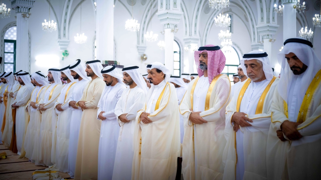 "حاكم عجمان وعمار النعيمي وأحمد وعبد العزيز وراشد النعيمي والشيوخ يؤدون صلاة العيد"