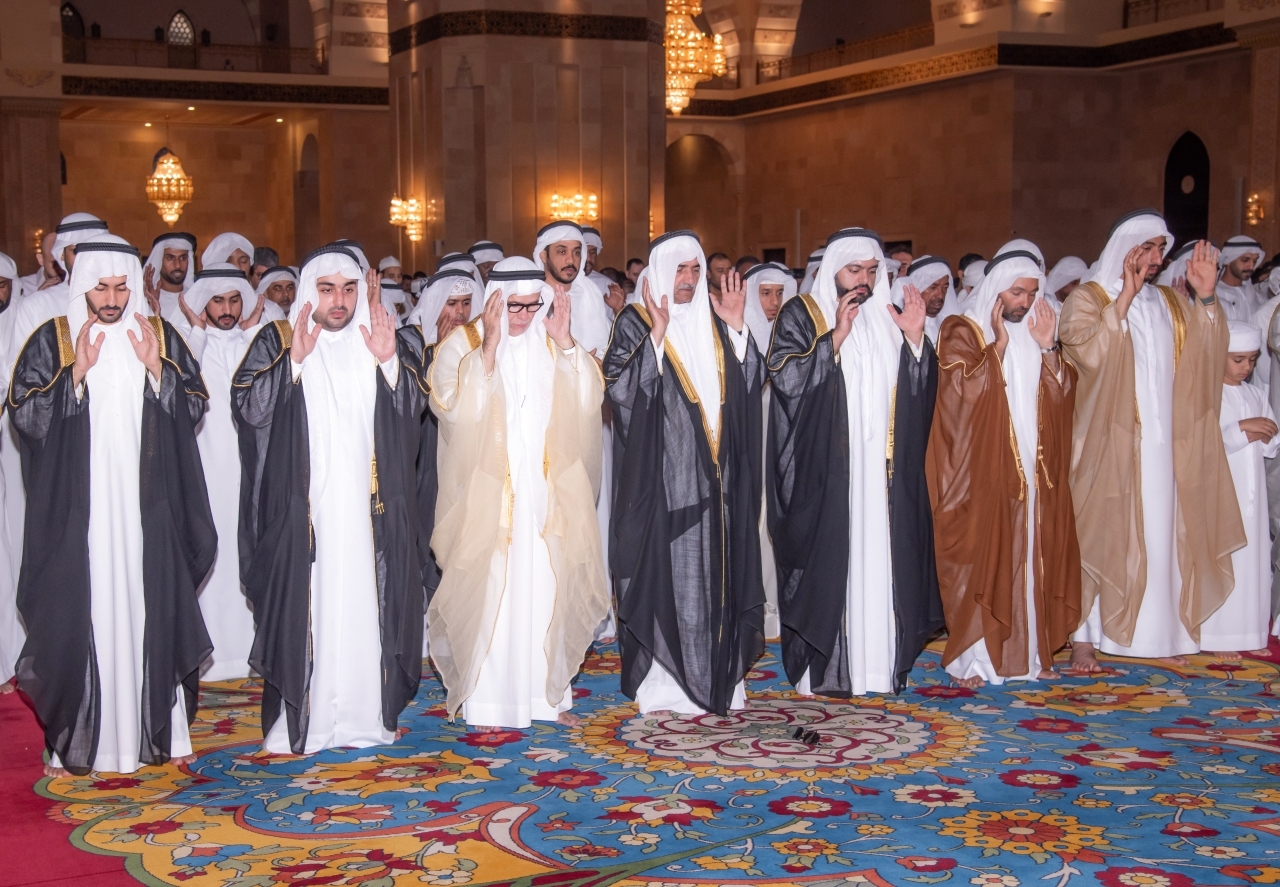 "حاكم الفجيرة ومحمد بن حمد الشرقي ومكتوم الشرقي والشيوخ يؤدون صلاة العيد"