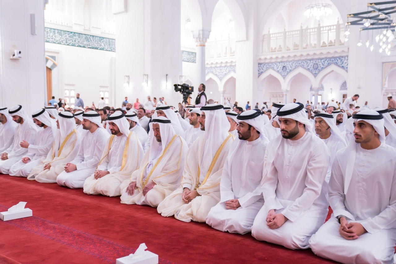 "حاكم الشارقة يستمع إلى خطبة العيد بحضور عبد الله بن سالم وسلطان بن أحمد والشيوخ | وام"