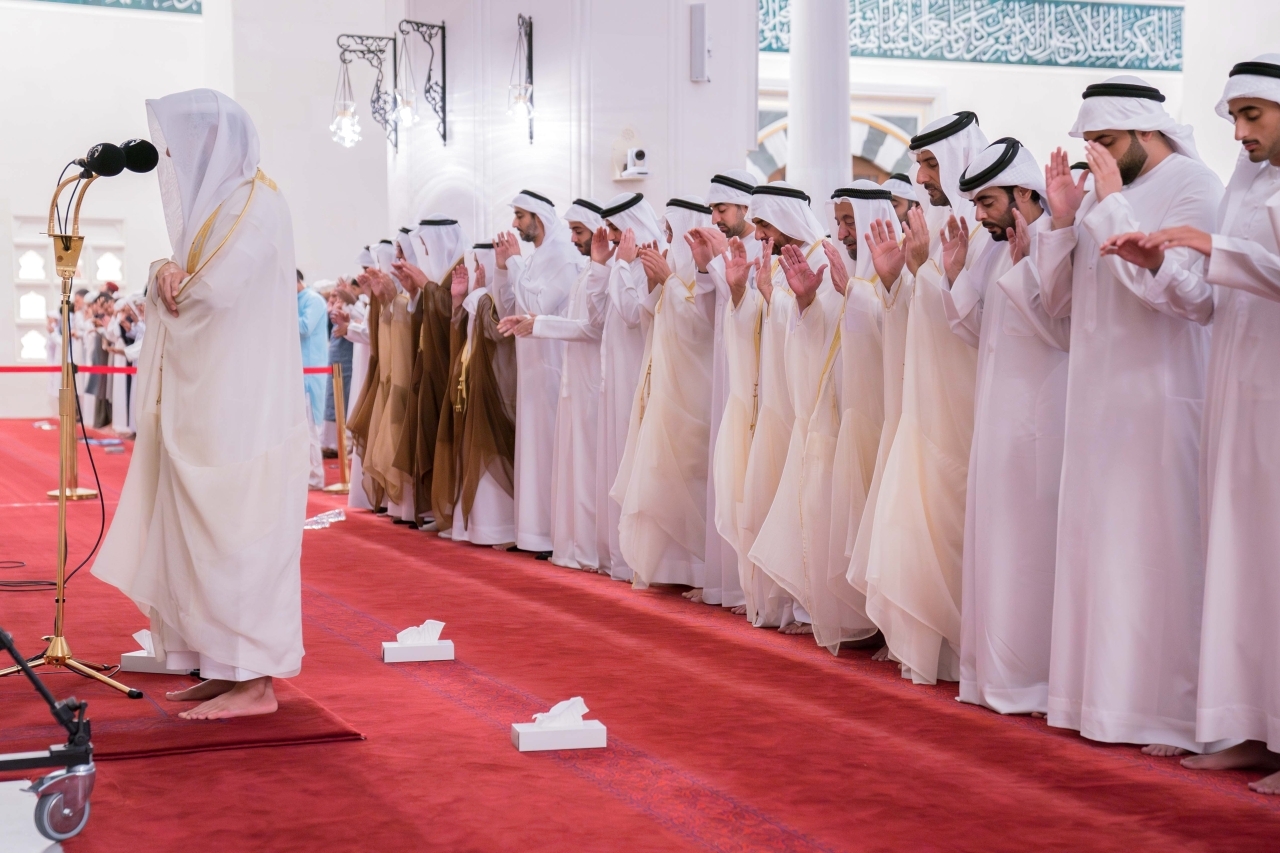 "حاكم الشارقة وعبد الله بن سالم وسلطان بن أحمد والشيوخ يؤدون صلاة العيد | وام"