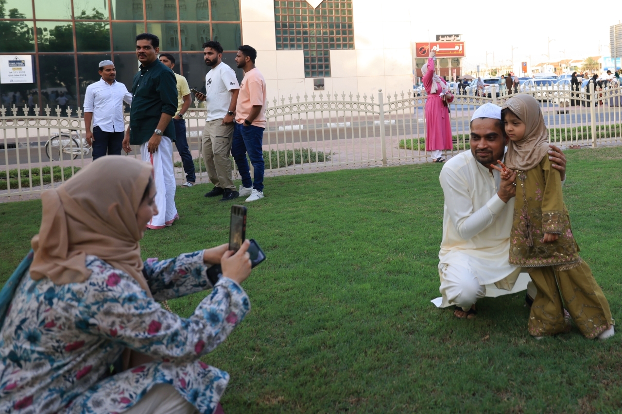 "التقاط أجمل اللحظات عقب أداء صلاة العيد"