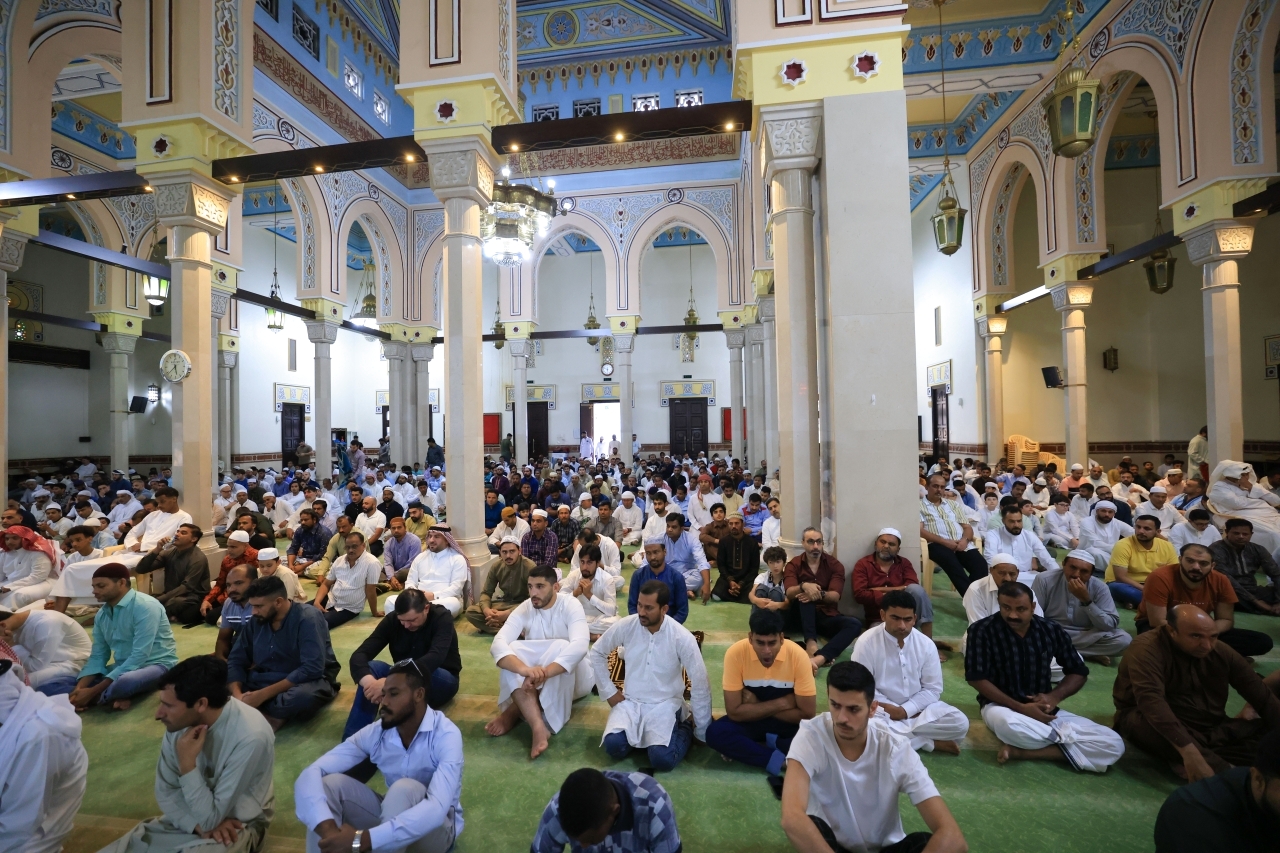 "المصلون يستمعون لخطبة العيد في جامع جميرا الكبير بدبي| تصوير: إبراهيم صادق، وزيشان أحمد، وسيف الكعبي، ويماني العفاري، وعثمان ذياب"