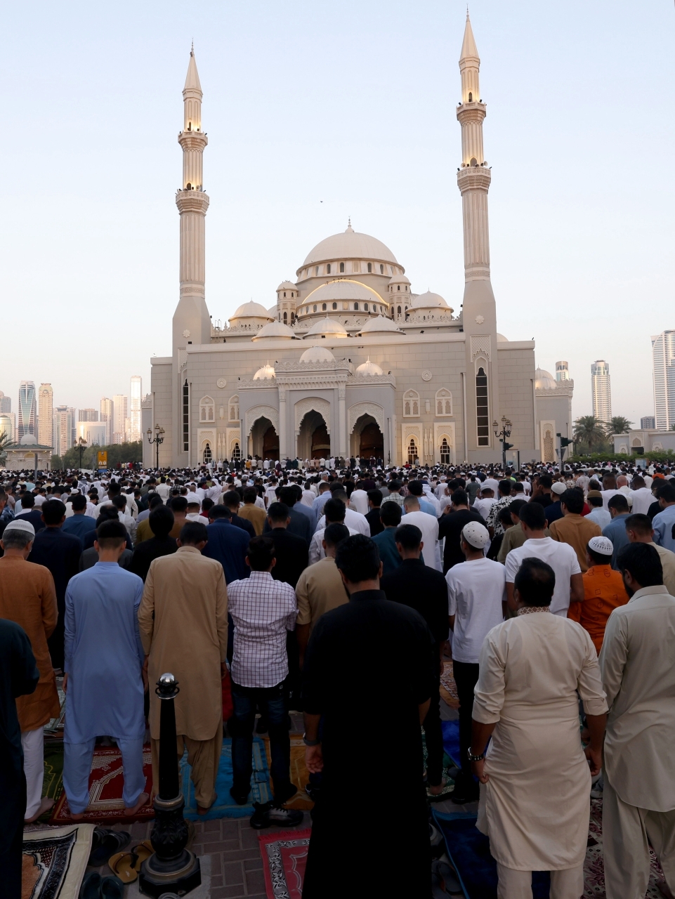 جموع المصلين في الإمارات يؤدون صلاة عيد الأضحى