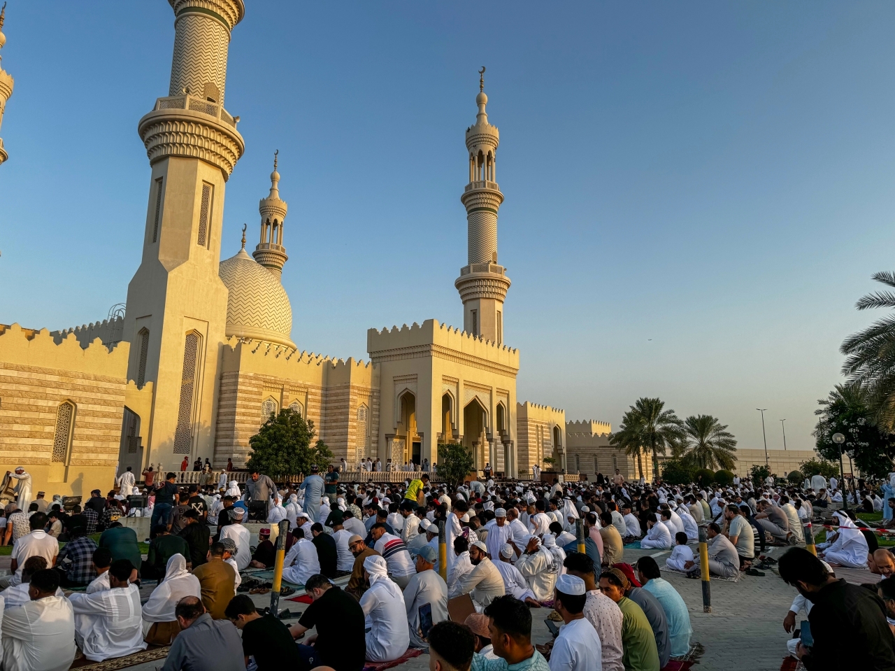 "المصلون يستمعون لخطبة العيد في مسجد الشيخ زايد في عجمان"
