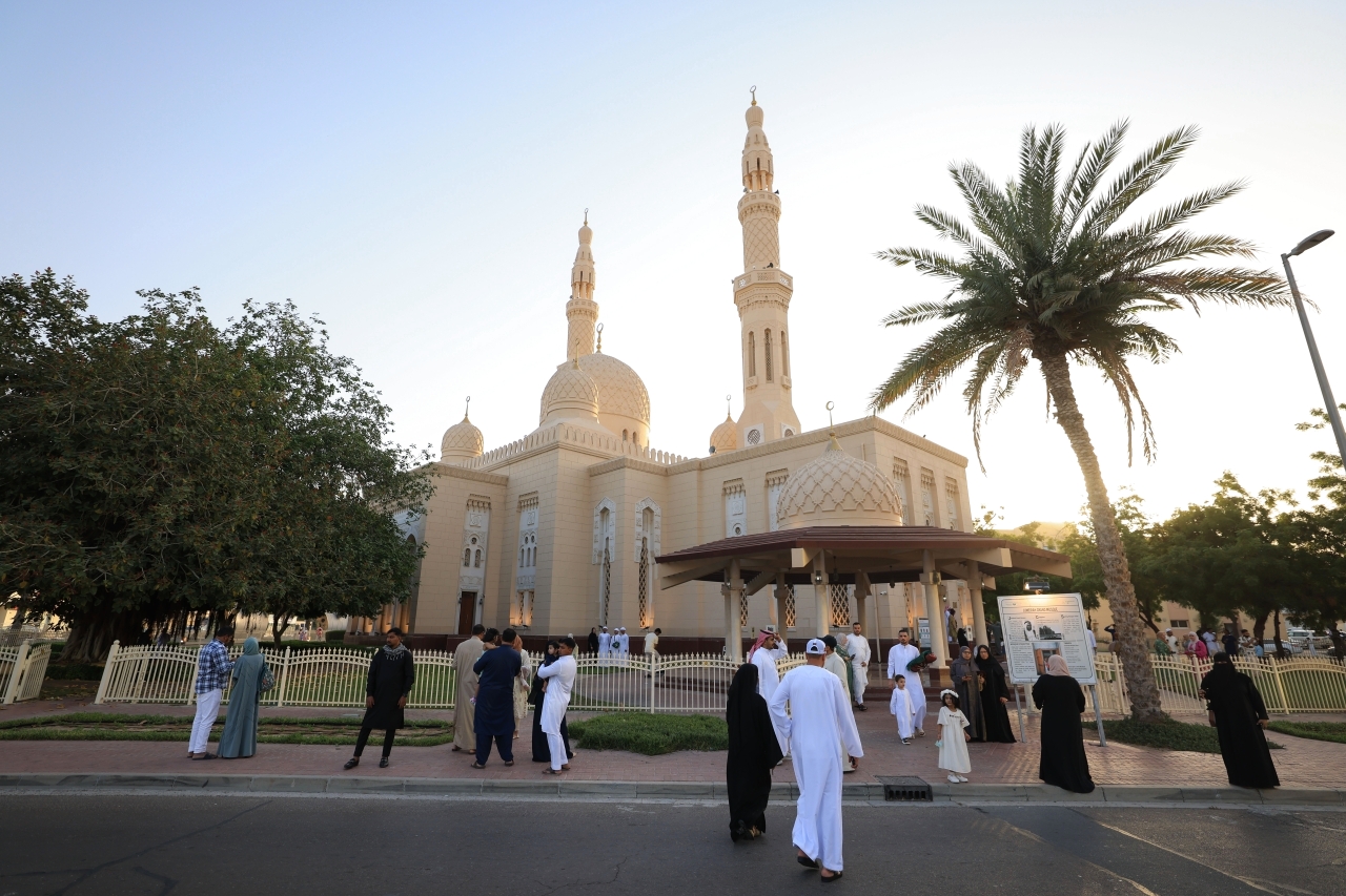 "عقب أداء صلاة عيد الأضحى في جامع جميرا الكبير بدبي"