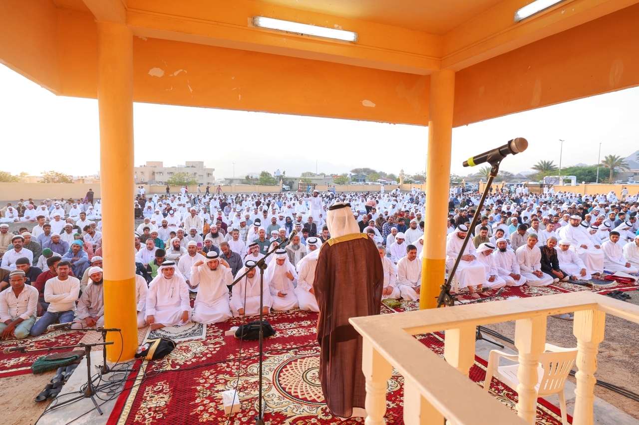 "جموع المصلين يستمعون لخطبة العيد في مدينة حتا"