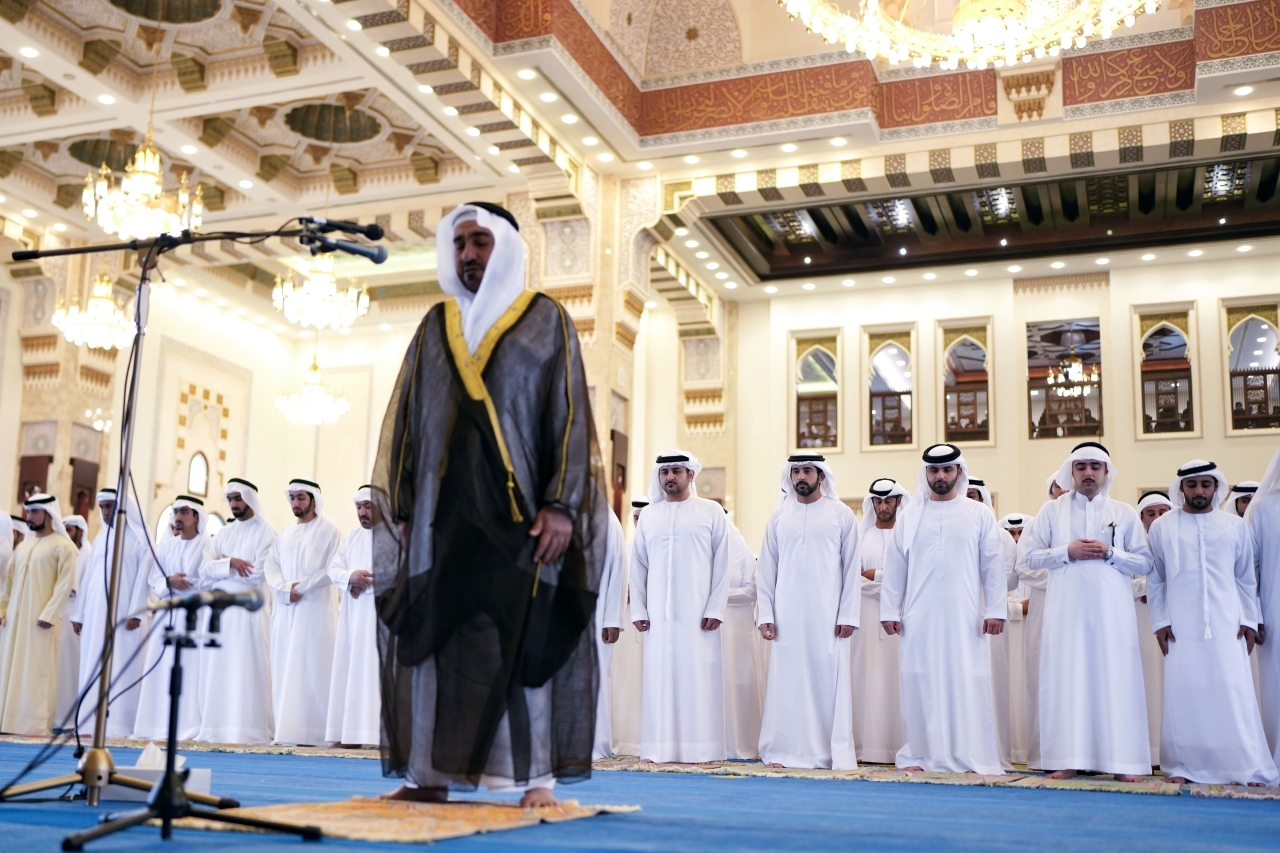 "حمدان ومكتوم ومنصور بن محمد وزايد بن مكتوم أثناء الصلاة"