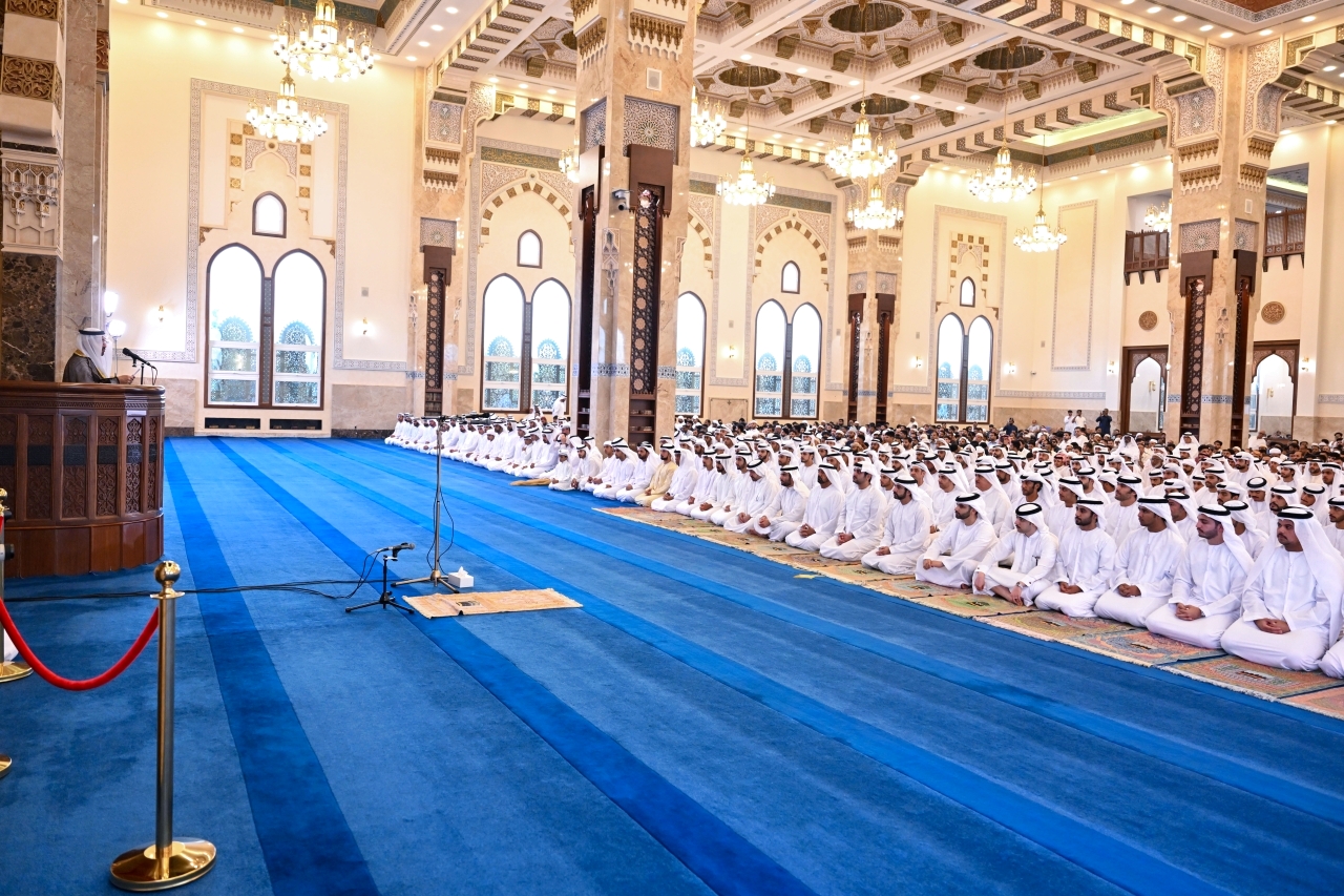 حمدان ومكتوم بن محمد يؤديان صلاة عيد الأضحى