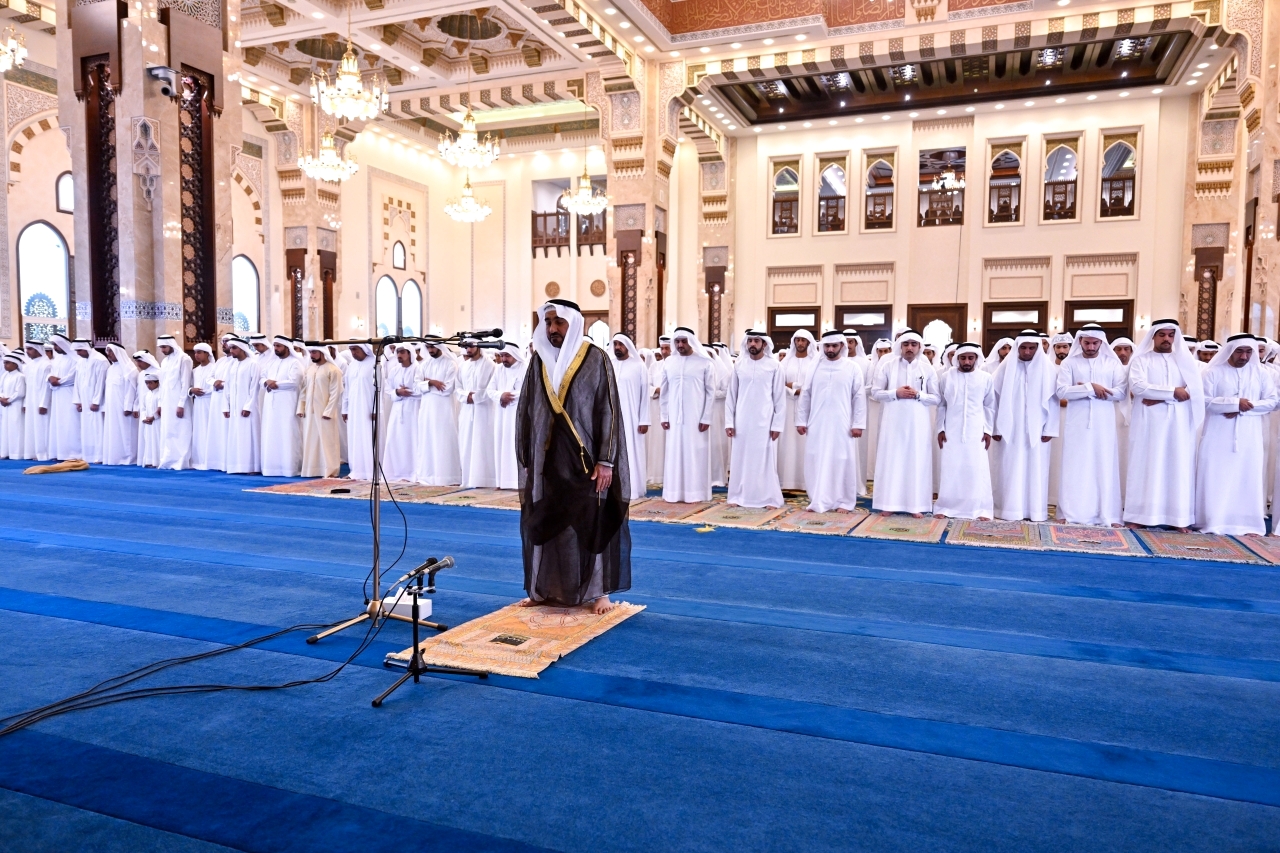 "حمدان ومكتوم بن محمد وأحمد بن سعيد ومنصور بن محمد خلال أداء صلاة العيد | تصوير : محمد هشام وعبد الله الحتاوي"