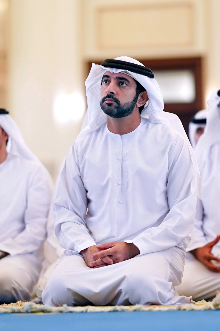 "حمدان بن محمد مستمعاً إلى خطبة العيد"