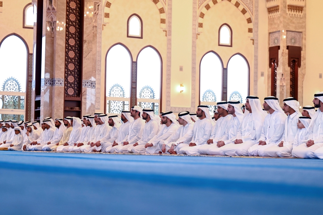 "حمدان ومكتوم بن محمد وأحمد بن سعيد ومنصور بن محمد والشيوخ"