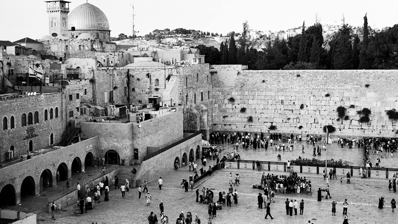 "1930 بريطانيا تعدم ثوار البراق فؤاد حجازي، محمد جمجوم وعطا الزير بسجن القلعة في فلسطين."