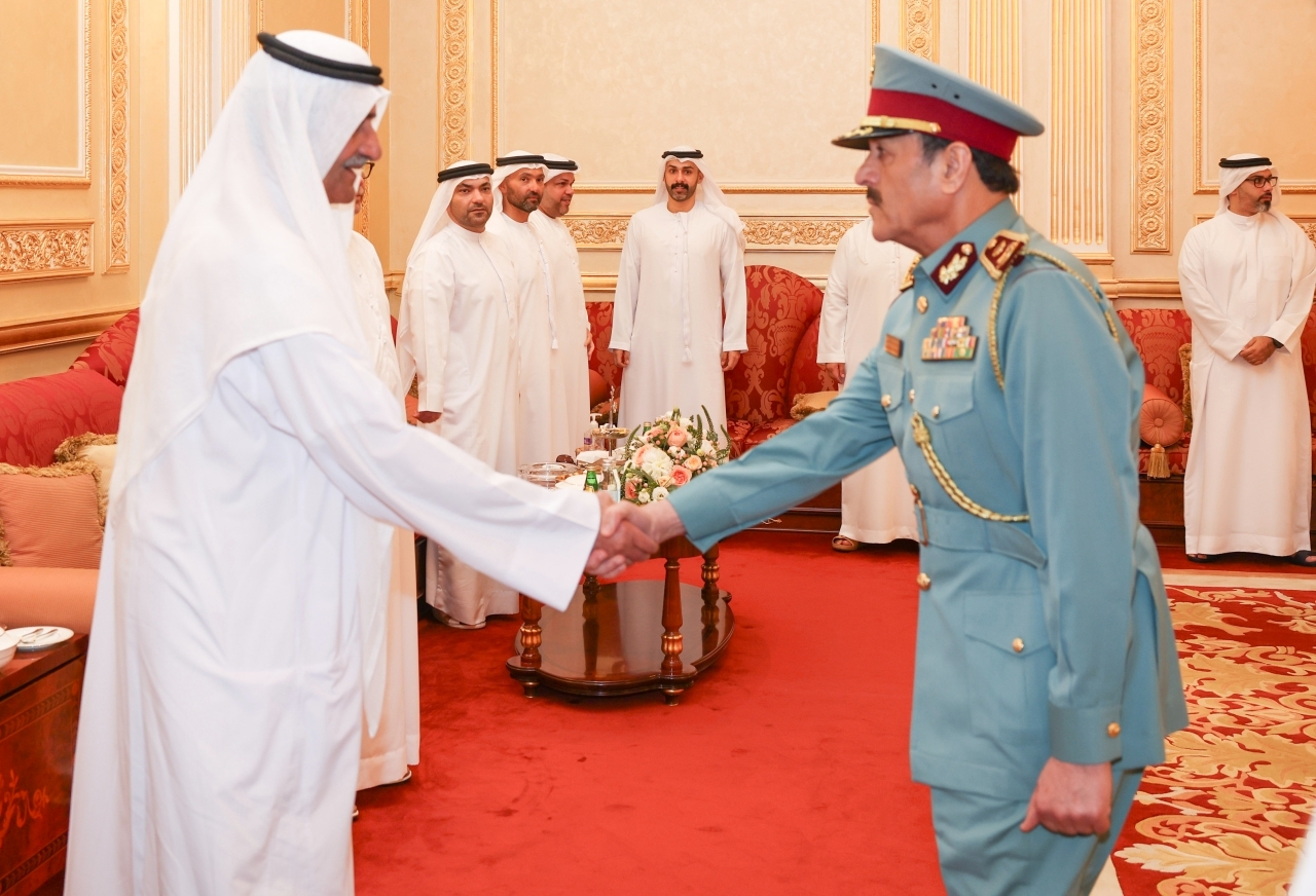 "حمد الشرقي يتقبل التهاني من محمد الكعبي"