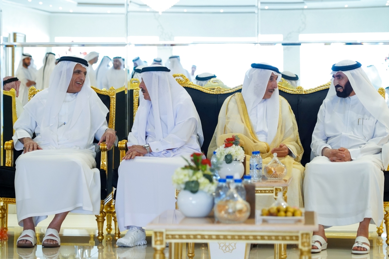 "سعود بن صقر خلال تقبل التهاني بحضور طالب بن صقر"