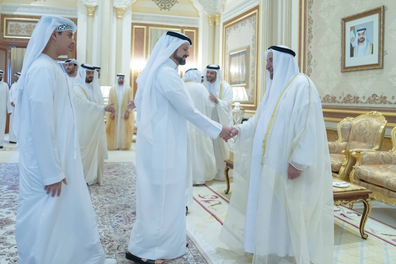 "سلطان القاسمي خلال تقبل التهاني بالعيد بحضور سلطان بن أحمد"