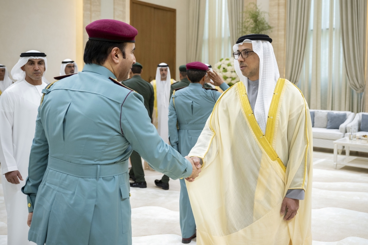 "منصور بن زايد وخالد بن محمد بن زايد وعمر بن زايد خلال تقبل التهاني"