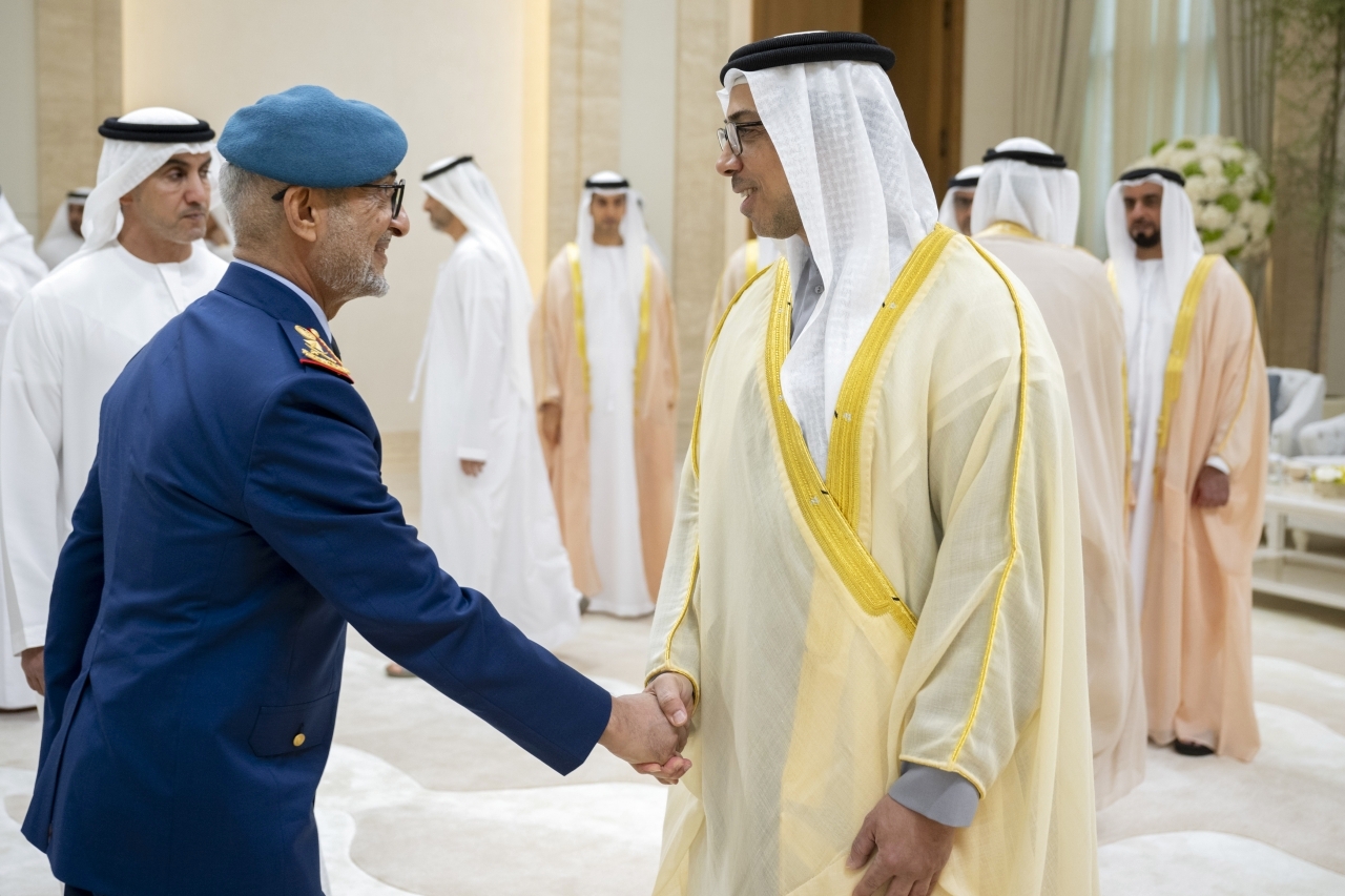 "منصور بن زايد بحضور سيف وخالد بن زايد يتقبل تهاني عيسى المزروعي"