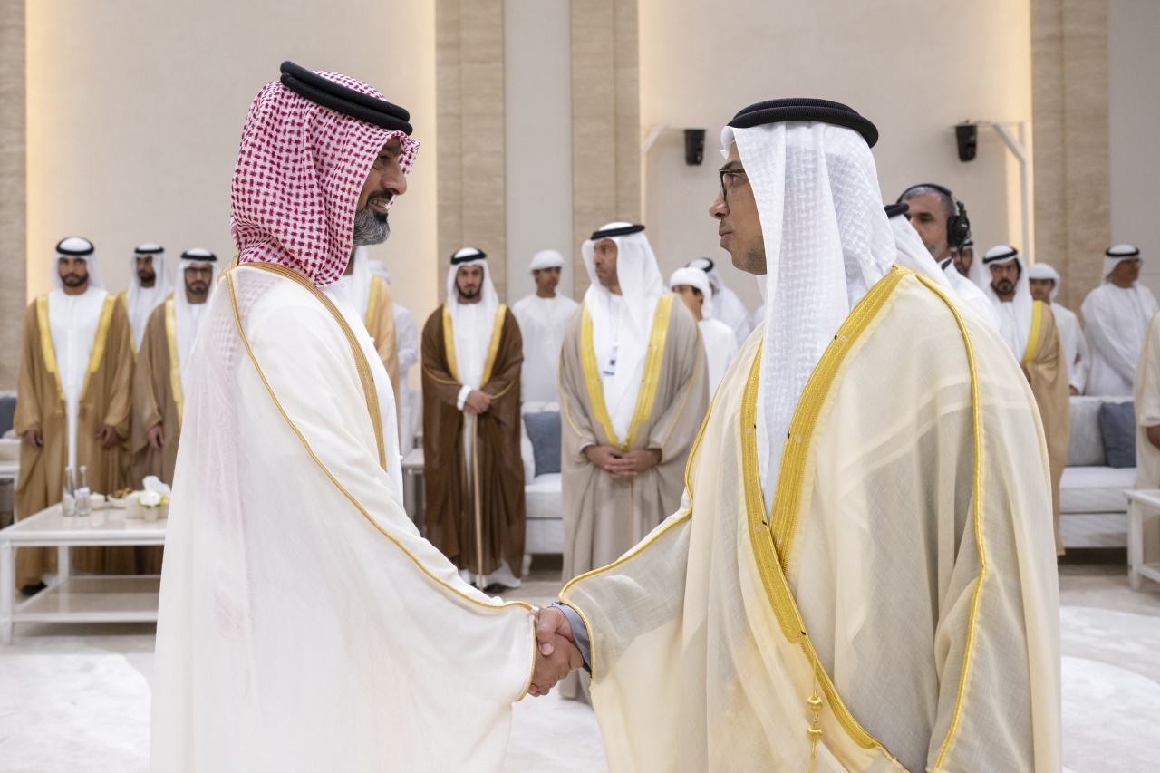"ور بن زايد يتقبل تهاني عمار النعيمي"