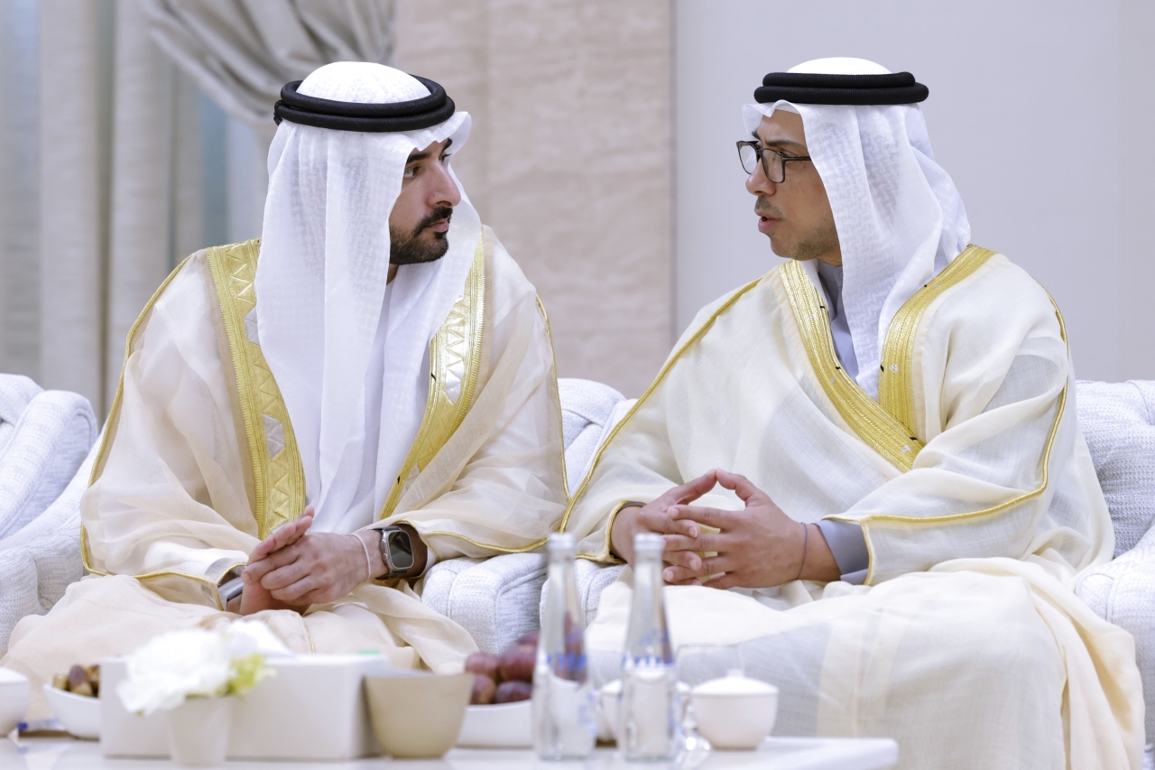 "منصور بن زايد في حديث مع حمدان بن محمد"