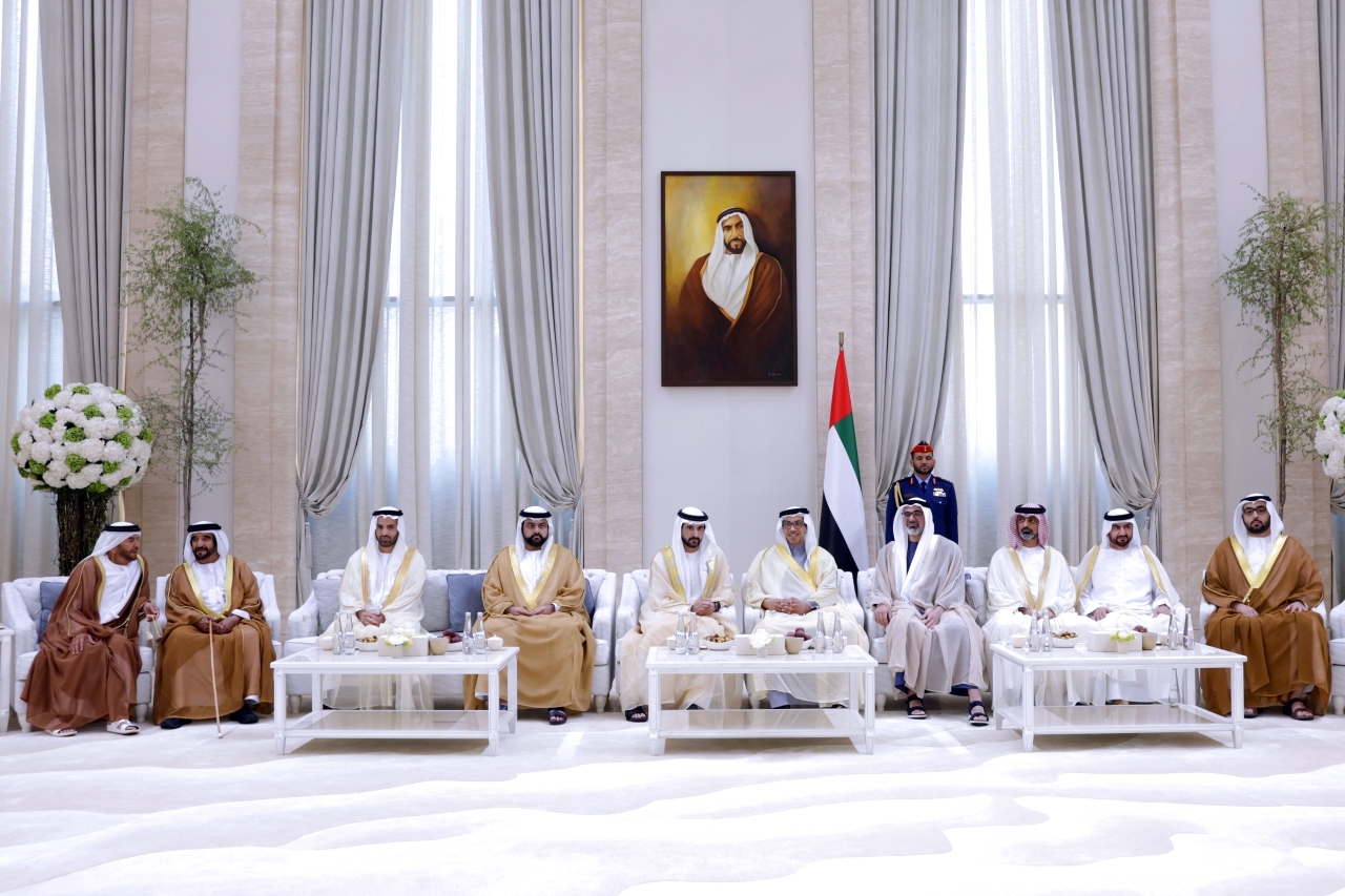 "منصور بن زايد وخالد بن محمد بن زايد خلال استقبال حمدان بن محمد وعبد الله بن سالم وعمار النعيمي ومحمد الشرقي وراشد المعلا ومحمد بن سعود بحضور سيف وسرور بن محمد"