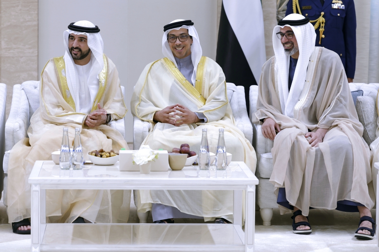 "منصور بن زايد وخالد بن محمد بن زايد وحمدان بن محمد يتبادلون التهاني بالعيد | تصوير: خليفة عيسى"
