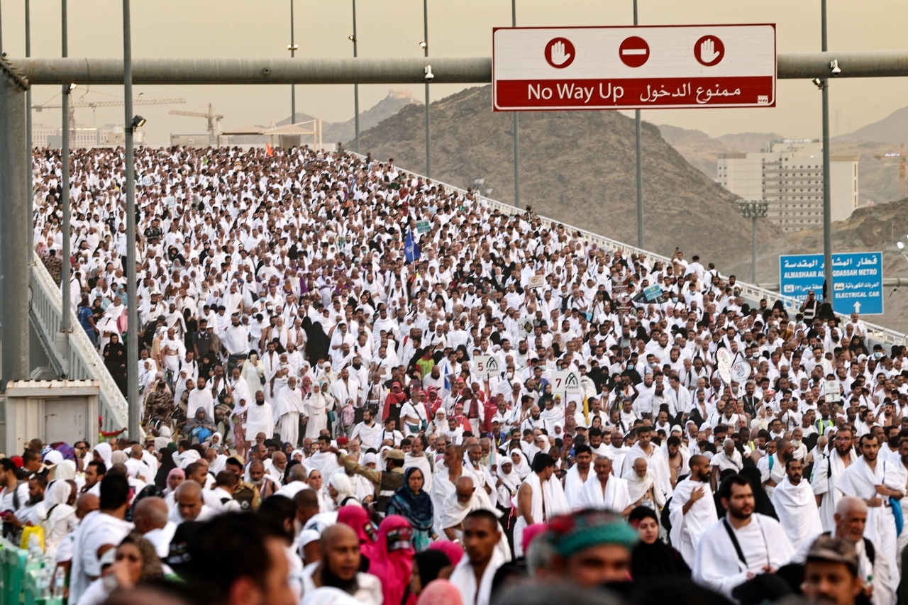 الحجاج يرمون جمرة العقبة ويستقبلون أول أيام التشريق