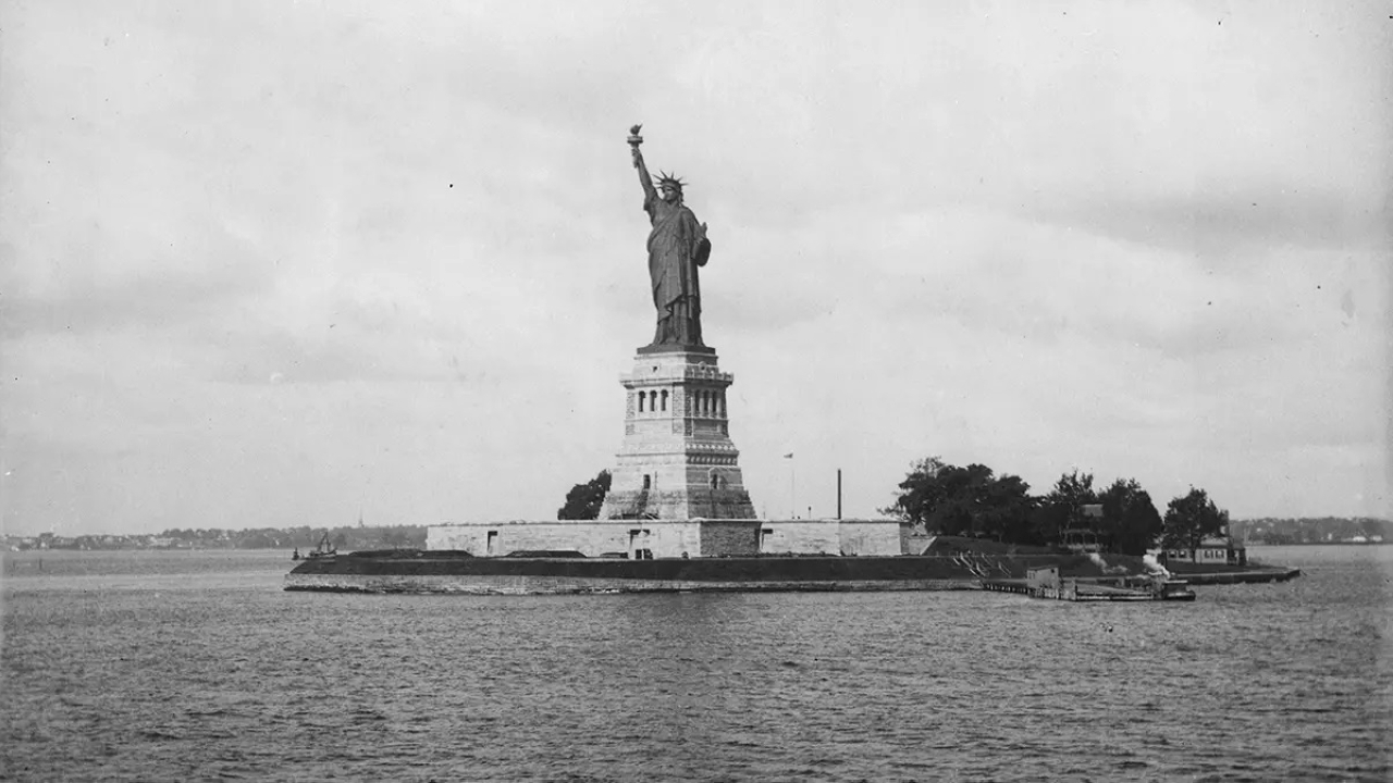"1885 وصول تمثال الحرية الذي جاء كهدية من الشعب الفرنسي إلى الشعب الأمريكي إلى ميناء نيويورك."