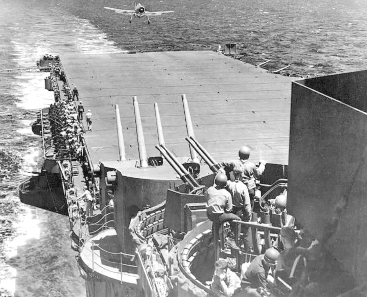 "1944 «ضربة الديك الرومي».. قوات البحرية الأمريكية تهاجم الأسطول الياباني في معركة بحر الفلبين."