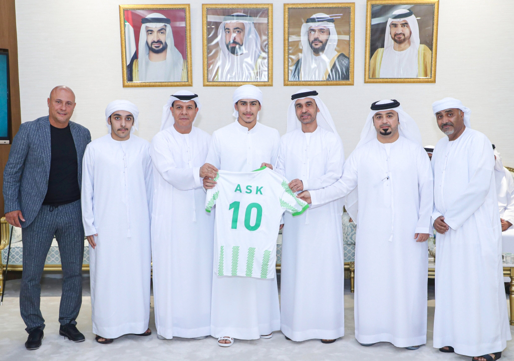 "أحمد بن سلطان آل نهيان يتوسط مجلس إدارة دبا الحصن خلال الزيارة | البيان"