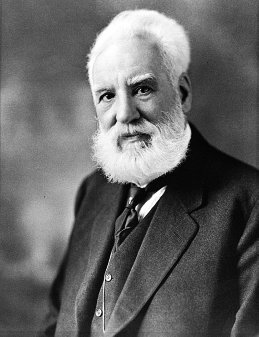 "1877 ألكسندر غراهام بيل ينجز أول شبكة هاتفية في العالم في مدينة هاميلتون بكندا."