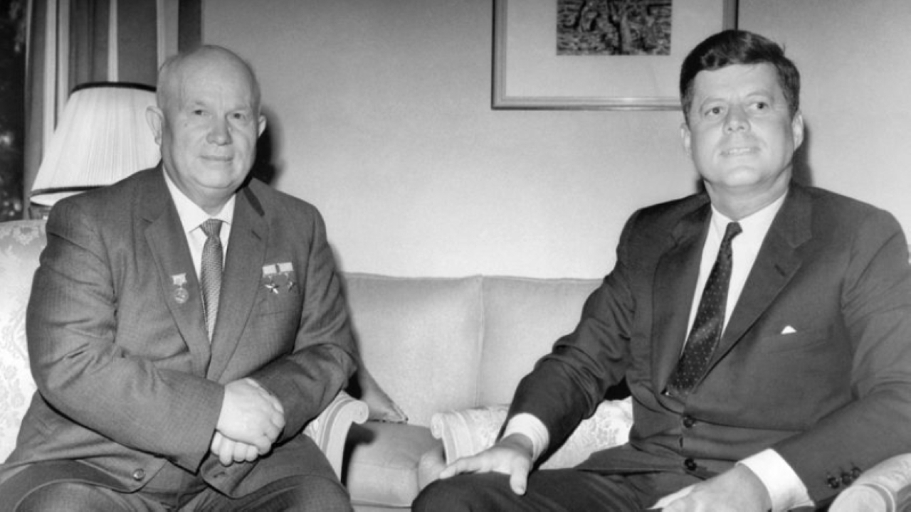 "1963 ربط الولايات المتحدة والاتحاد السوفييتي بخط هاتف ساخن خلال الحرب الباردة."