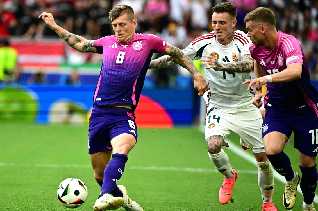 "الألماني كروس خلال لقاء منتخب بلاده أمام المجر | أ ف ب"