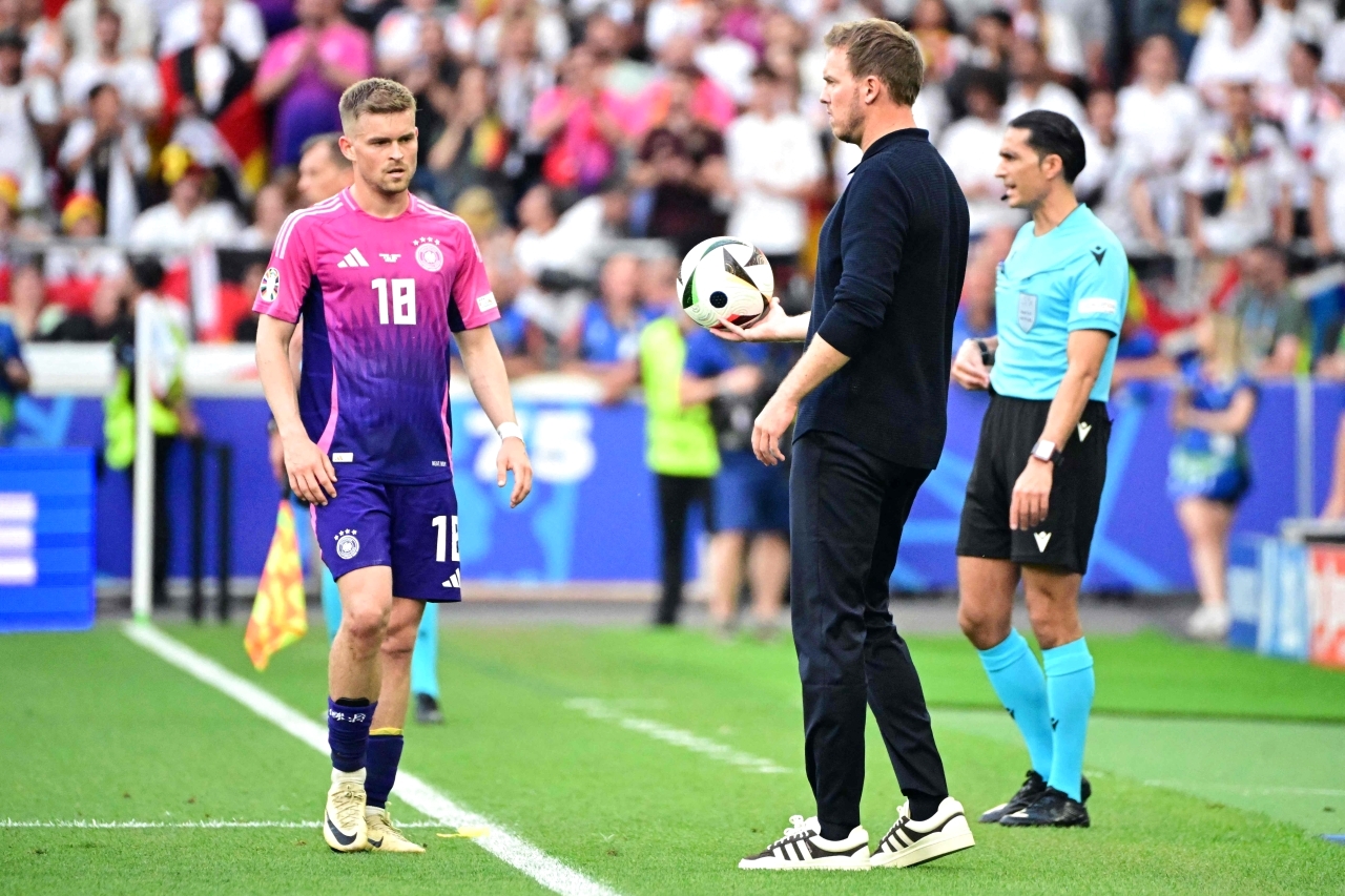 "مدرب ألمانيا يوليان ناغلسمان يوجه لاعبه ماكسيميليان في لقاء المجر | أ ف ب"
