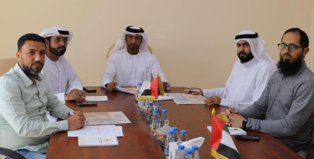 الشارقة لسباقات الهجن يناقش الأعمال الإنشائية بميدان الذيد