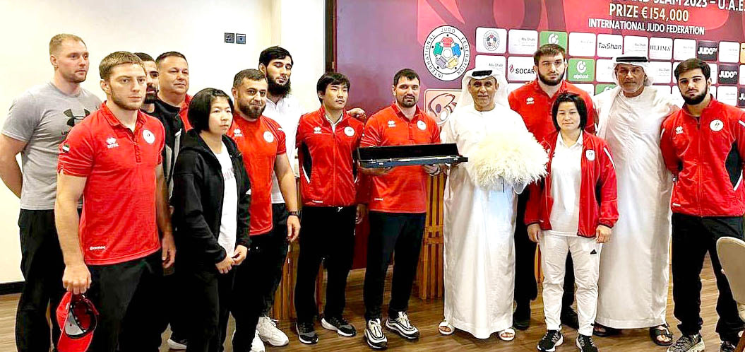 "محمد بن ثعلوب يتوسط منتخب الجودو بحضور ناصر التميمي | من المصدر"